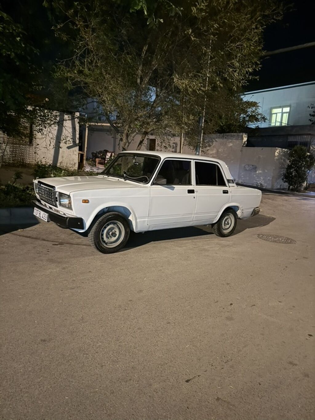 VAZ 2107 sedan - Kuzov: 4 qapılı sedan, ağ rəng, xrom detallı ön-arka 99-MB-811 — Avtomobillər, Bakı (2)