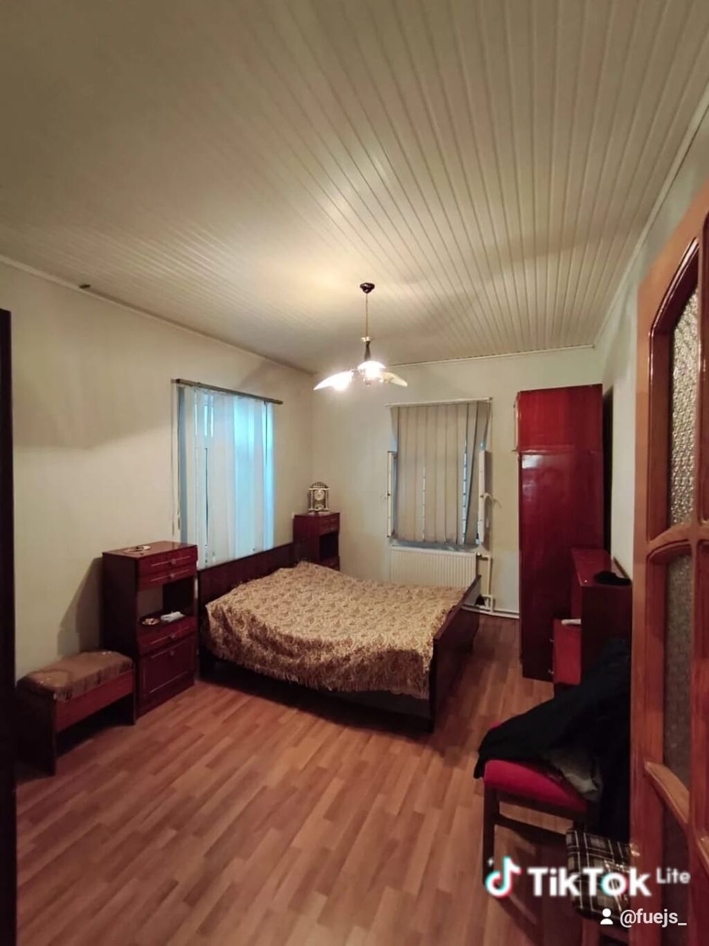 Satılır: həyət evi və torpaq sahəsi - Geniş zal: böyük pəncərələr — Ev, villa, Bakı (3)