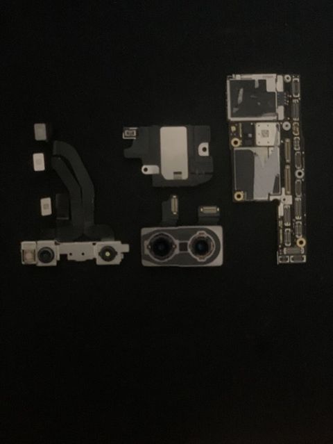 Pple iphone xs platasi 70 azn reyal aliciya endirim var Apple iphone — Digah