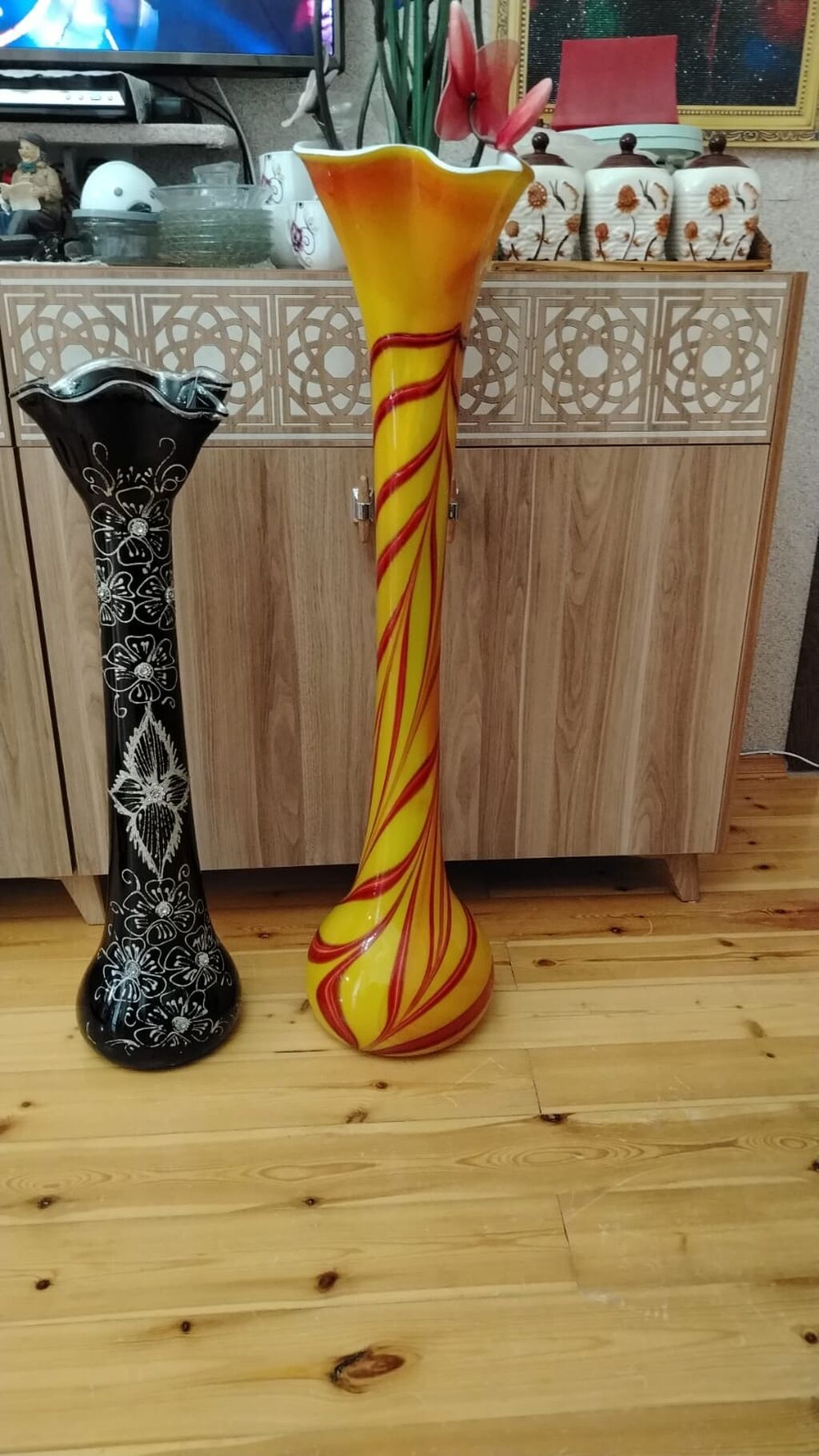 Vaza dəsti — Vaazalar, kreslolar, süni çiçəklər, Qobu