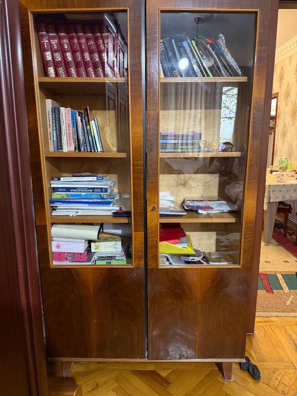 İki qapılı şüşə vitrinli kitab şkafı. Təmiz taxta materialdan — Rəflər, Bakı (2)