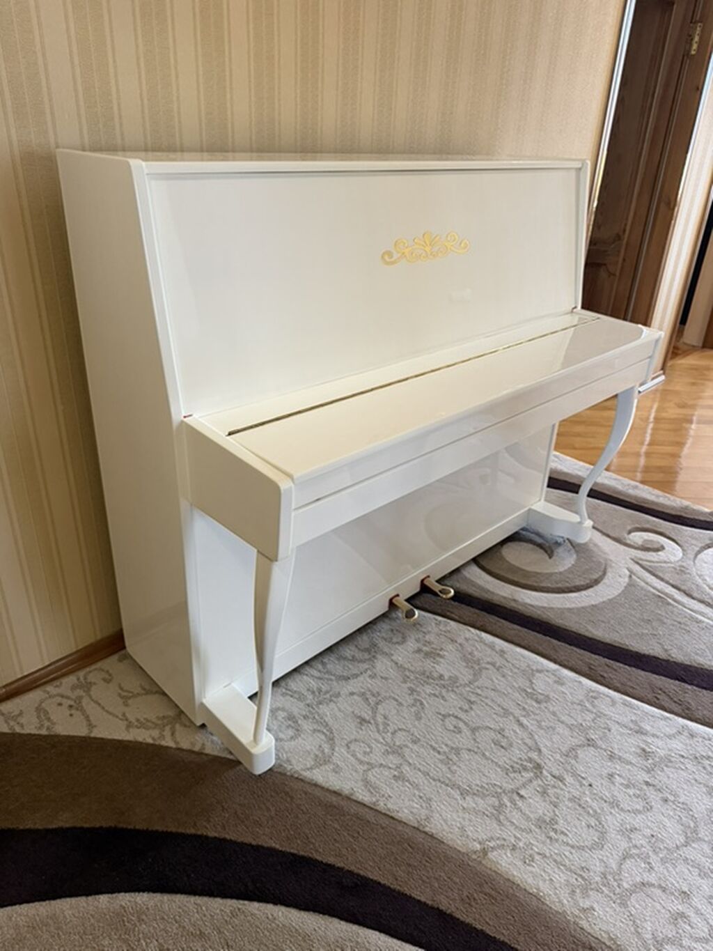 Ağ rəngli upright pianino – “Сюита” (Syuıta). - Korpus: parlaq — Pianino və digər klaviş alətləri, Digah (5)