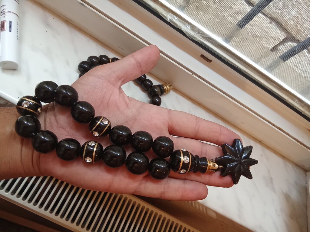 Qara təsbeh – dekorativ qaşlı, xüsusi uclu - Material: parlaq qara — Uca bilərziklər, Masazır