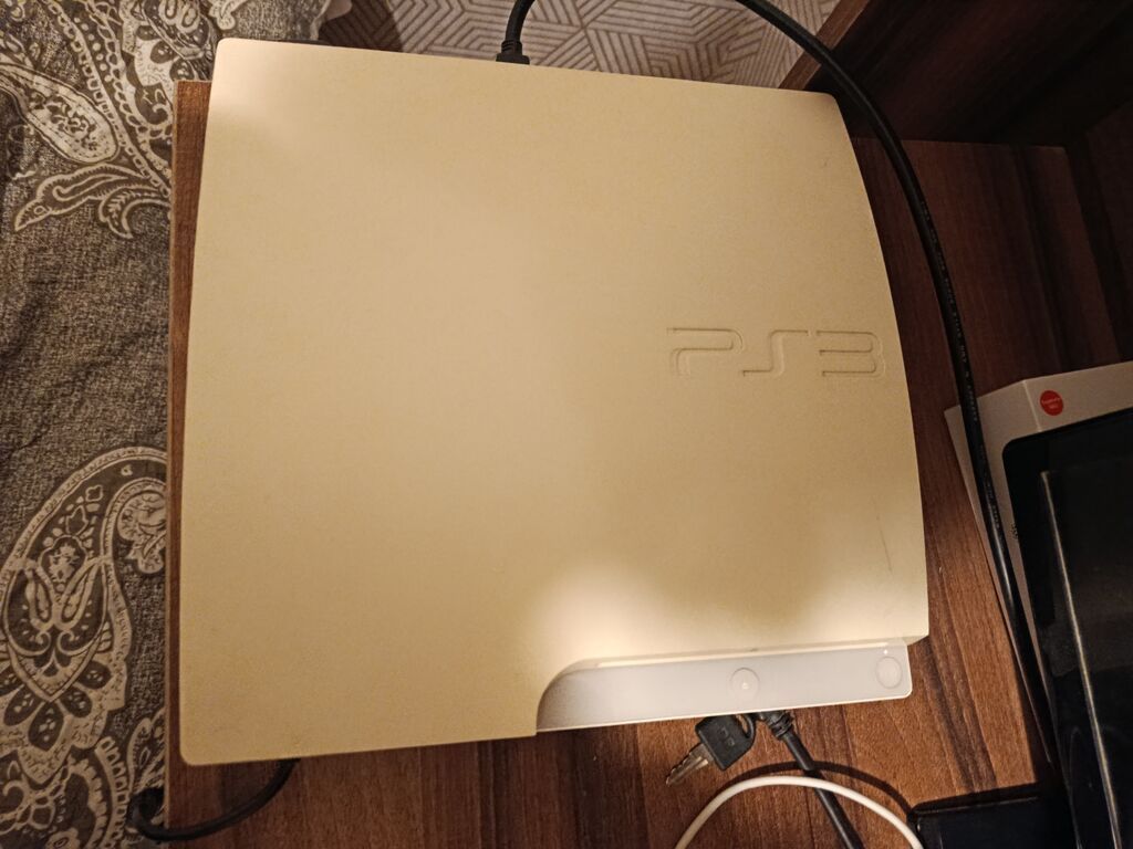 PS3 ag rəngdə limited versiya,ebayda 160 dollardan aşağı yoxdu,içinə — Oyun konsolları, Bakı