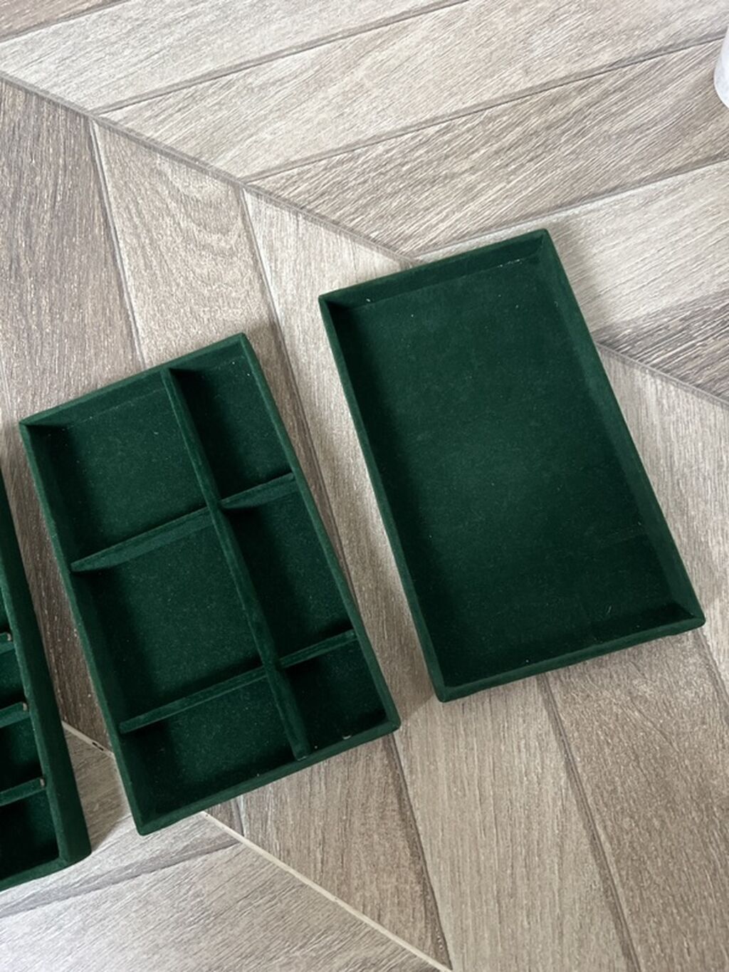 Zümrüd‑yaşıl məxmər örtüklü aksesuar, qızıl sçün organayzer. 4 ü — Makiyaj, Novxanı (3)