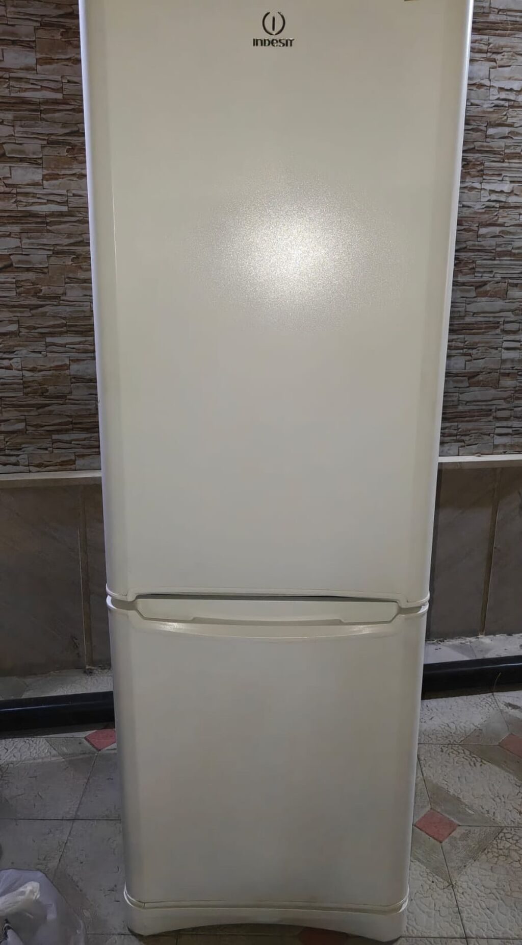 İndezit 250 AZN yaxçı vəziyyətdədi cişnovka NF250 nəzrin — Soyuducular, Bakı