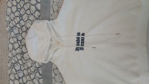 Ag rengli sweater 1-2 defe geyinilib xosuma gelmir deye satiram — Bakı