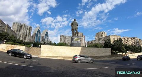 N. Nərimanov heykəlinin üzbəüz — Bakı