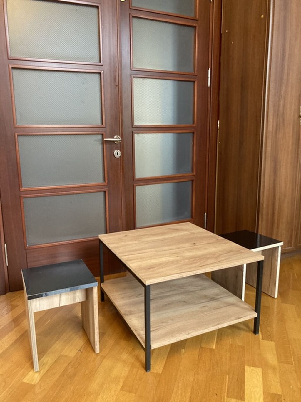 Kvadrat kofe masası və 2 ədəd tabure dəsti - Dizayn: Minimalist və — Masalar və stullar, Bakı (3)