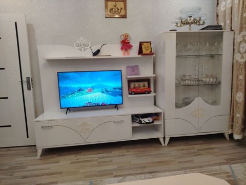 Ağ rəngli qonaq otağı mebel dəsti - TV stendi və vitrinli şkafdan — Xırdalan