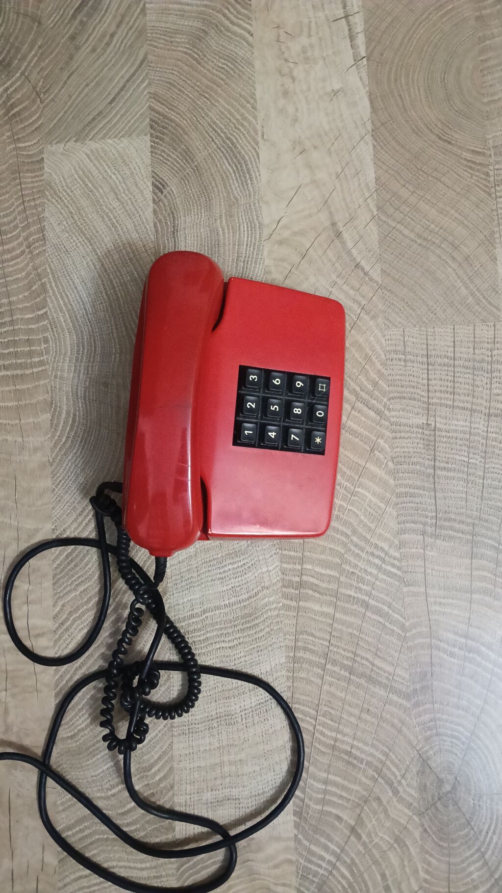 Qırmızı rəngli köhnə tipli masaüstü telefon - Klassik dizayn — Kabel və radio telefonları, Bakı