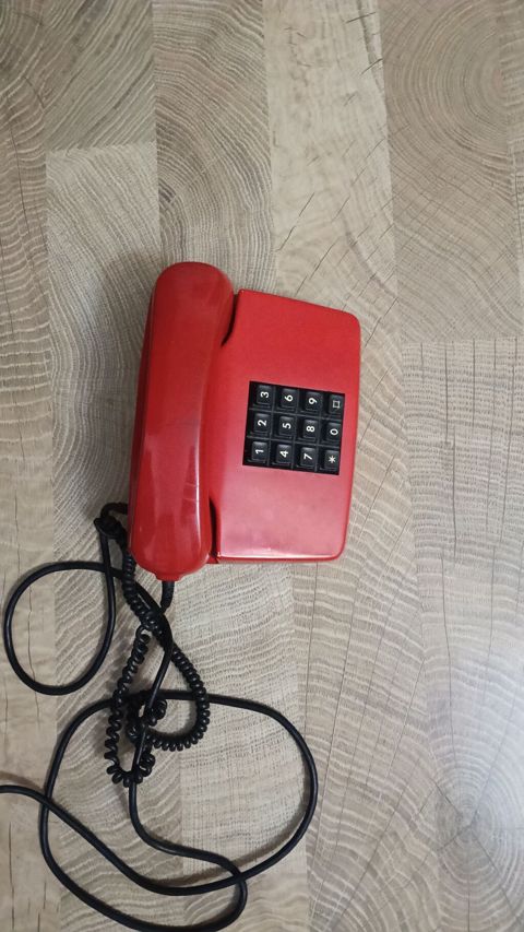 Qırmızı rəngli köhnə tipli masaüstü telefon - Klassik dizayn — Bakı