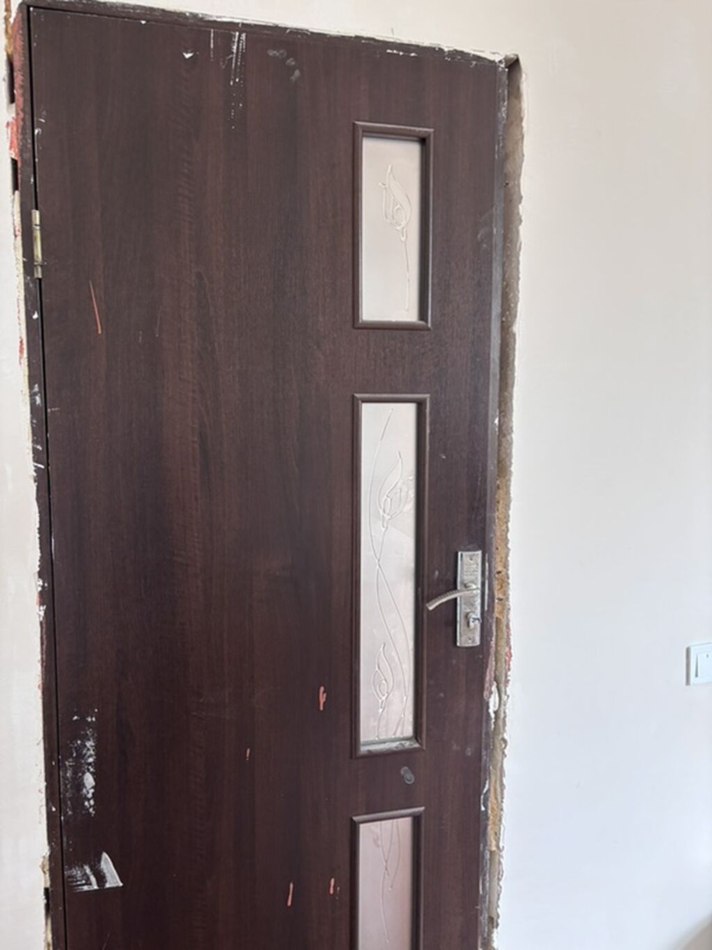 Mebel qapısı – tünd qəhvəyi, şaquli şüşə panellərlə - Material: taxta — Pəncərələr, qapılar, balkonlar, Digah (2)
