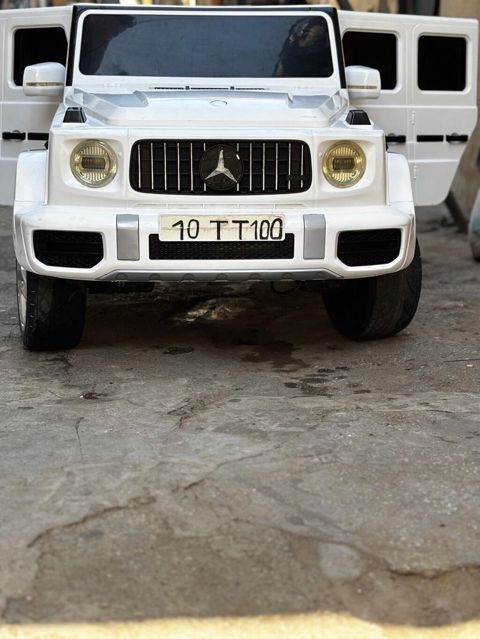 Uşaqlar üçün elektrikli avtomobil – ağ rəngdə G‑klass üslublu SUV — Bakı