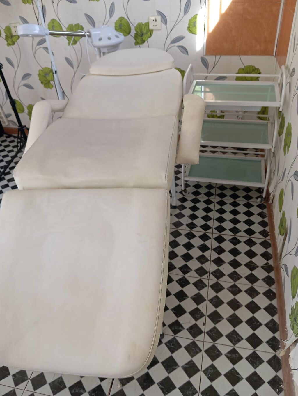 Kuşetqa ve şüşeli tekerli etejerka birlikde 100 manat. Zabrat (299) — Salon mebeli, Digah