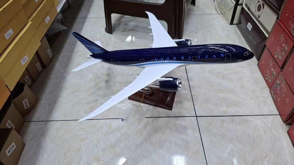 Azerbaijan Airlines (Azal) sərnişin təyyarəsinin maketi 28 sm 100 AZN — Oyuncaq nəqliyyatı, Bakı (3)
