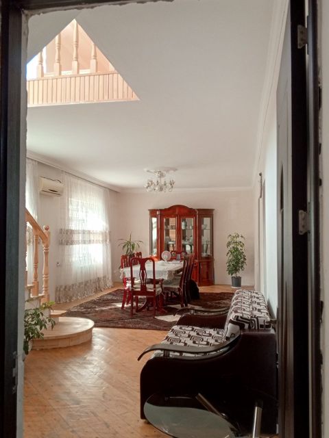 Satılır 7 otaqlı həyət evi/bağ evi 240 m² — Bakı