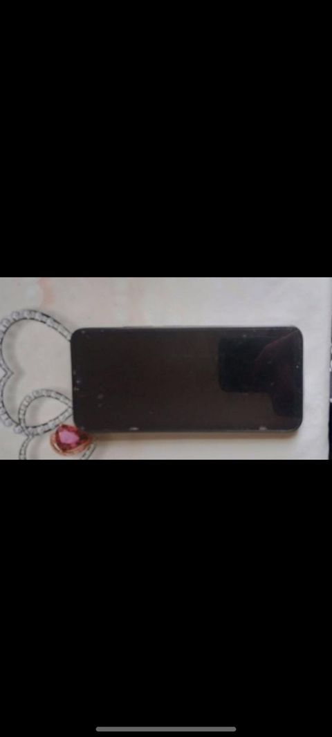 Məhsul: Redmi smartfon (arka qapaqda “Redmi” yazısı olan model) — Saray