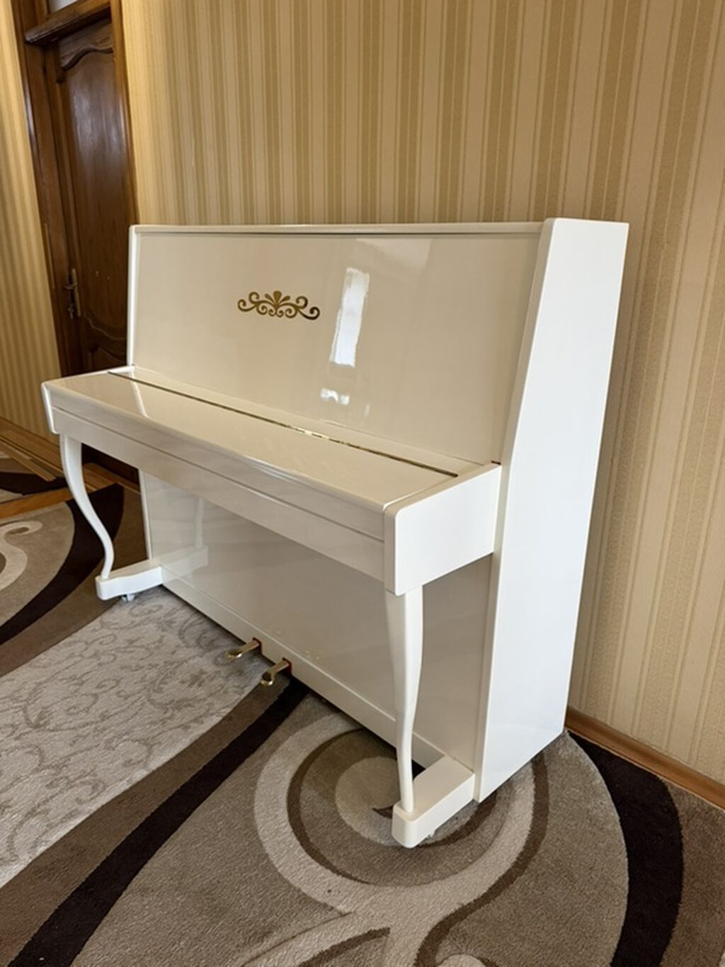 Ağ rəngdə akustik upright piano - Korpus: parlaq ağ lak örtük — Pianino və digər klaviş alətləri, Digah (2)