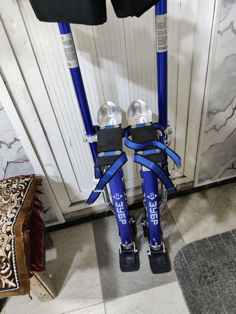 Zubr markalı alçıpan ustası üçün tənzimlənən rəqqas tirlər (stilts) — Bakı