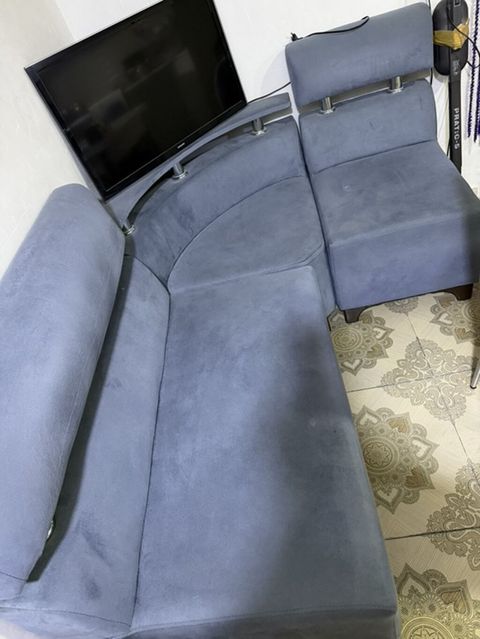 Künc divanı – yumşaq süet tipli boz parça, metal detallar ilə — Masazır