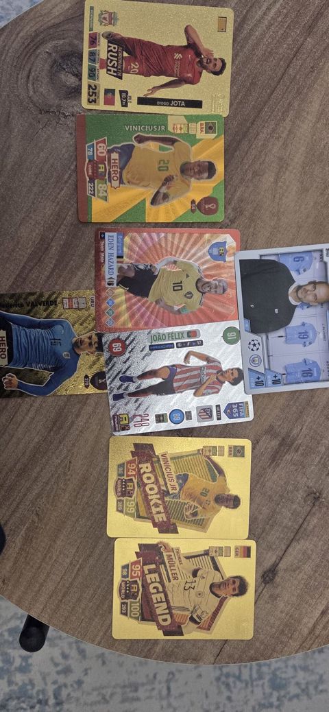 Futbol kolleksiya kartları dəsti Təxmini 40 qızıl cırılmayan və — Bakı