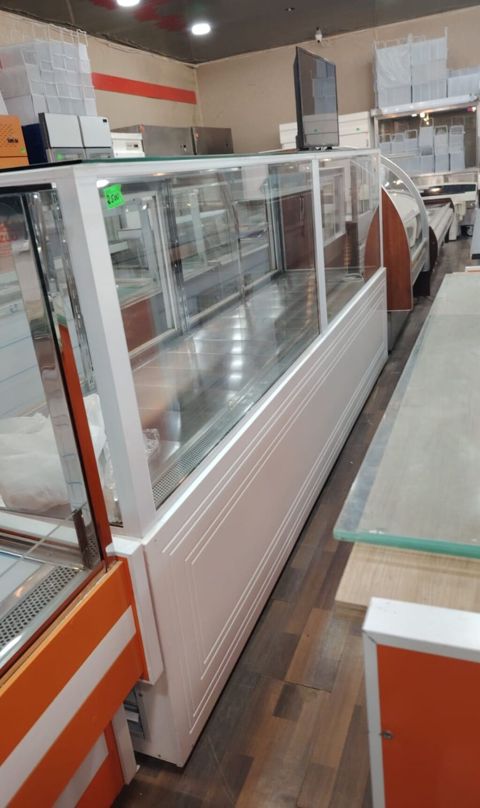 Şüşə vitrinli soyuducu tezgah - Mağaza, supermarket, şirniyyat evi — Soyuducu Paltaryuyan televizor vitrinlerin satış mərkəzi