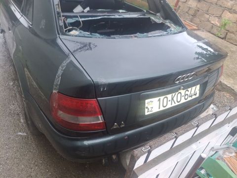 Audi A4 sedan – ehtiyat hissələri üçün - Korpus: 4 qapılı sedan, tünd — Bakı