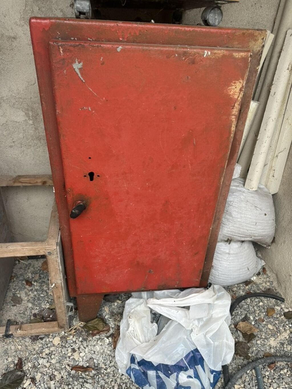 Qırmızı metal seyf/dolap - Material: qalın metal konstruksiya - Rəng — Seyfləri, Bakı