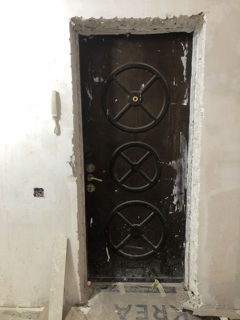 Dəmir qapı satılır bina evində giriş qapısı olub.Hal-hazırda sökülmüş — Bakı