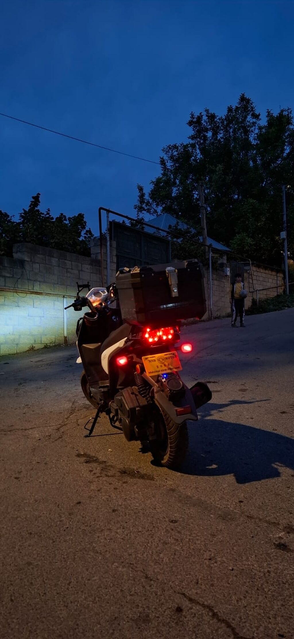 Şəhər içi və kuryer istifadəsi üçün praktiki skuter - Rəng: ağ/qara — Mopedlər və skuterlər, Şamaxı (4)