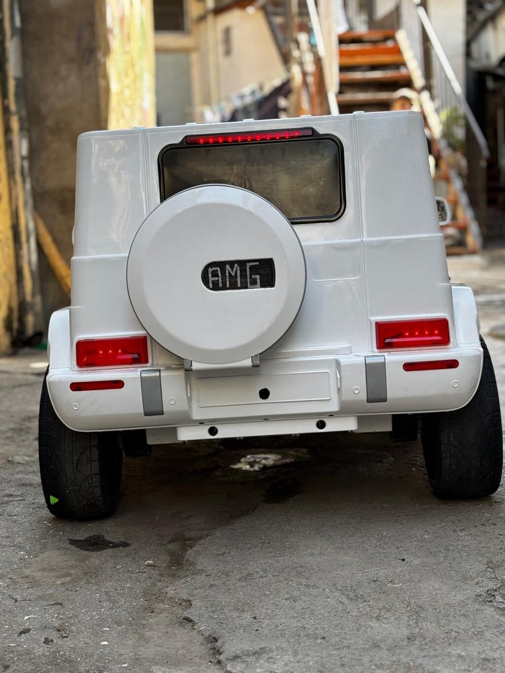 Uşaqlar üçün elektrikli avtomobil – ağ rəngdə G‑klass üslublu SUV — Uşaq avtomobilləri, Bakı (2)