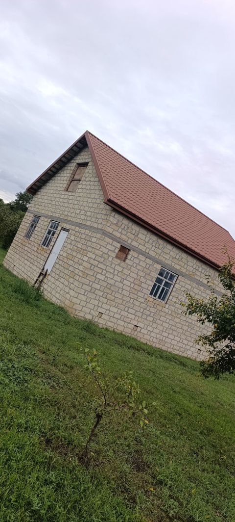Daş divarlı kənd evi – geniş həyətyanı sahə ilə Qaz işg su. 15 sot — Quba