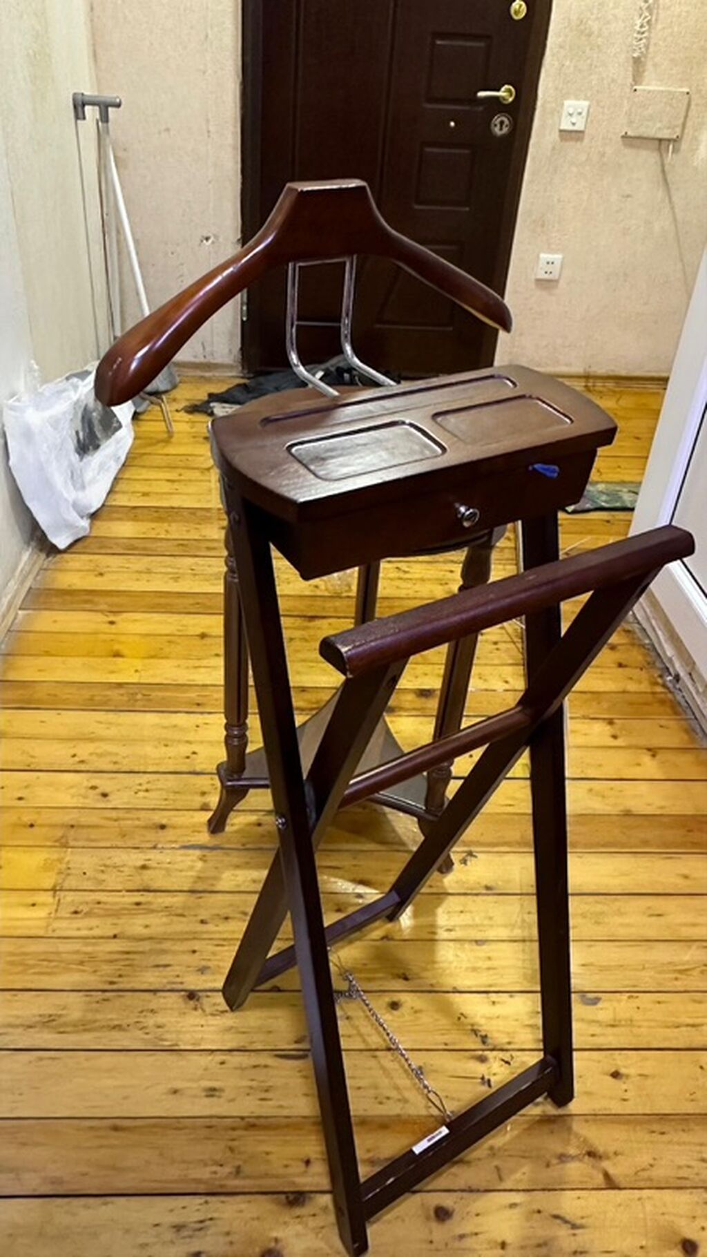 Klassik üslubda kiçik dairəvi köməkçi stol və qatlanan paltar asqısı — Masalar və stullar, Bakı (4)