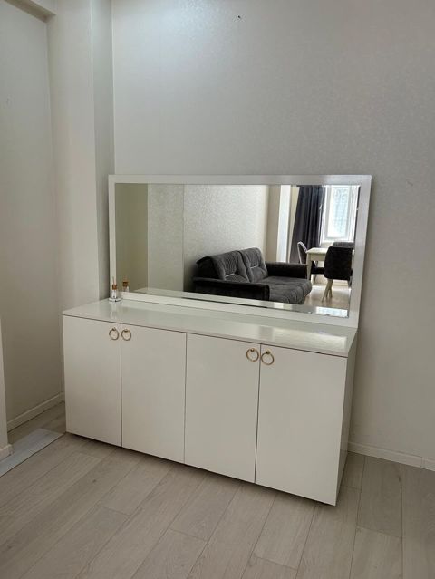 Ağ rəngli şkaf-konsol güzgü ilə - Minimalist dizayn: parlaq ağ səth — Digah