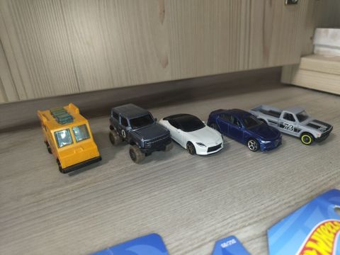 Hamsi 30azn tek tek satilmir Hot Wheels və Matchbox 1:64 die-cast — Bakı