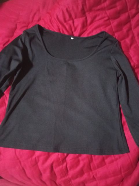 Qara uzunqollu bluz - Rəng: qara - Model: sadə, dairəvi (scoop) — Bakı