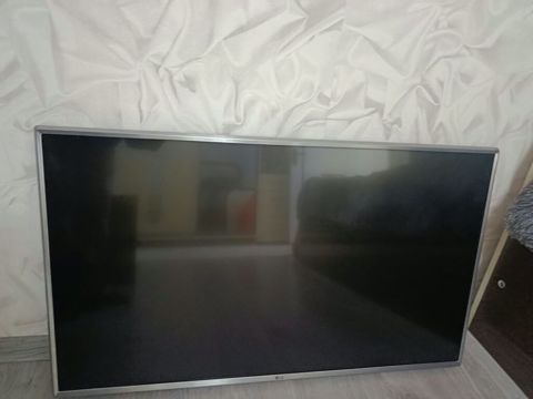 LG LED televizor, təxminən 42–47 düym ekran ölçüsü. Nazik gümüş — Sumqayıt