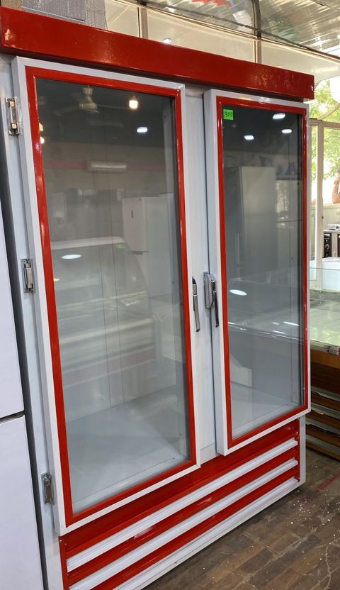 İki qapılı şüşə vitrinli soyuducu - Mağaza, kafe və marketlər üçün — Soyuducu Paltaryuyan televizor vitrinlerin satış mərkəzi