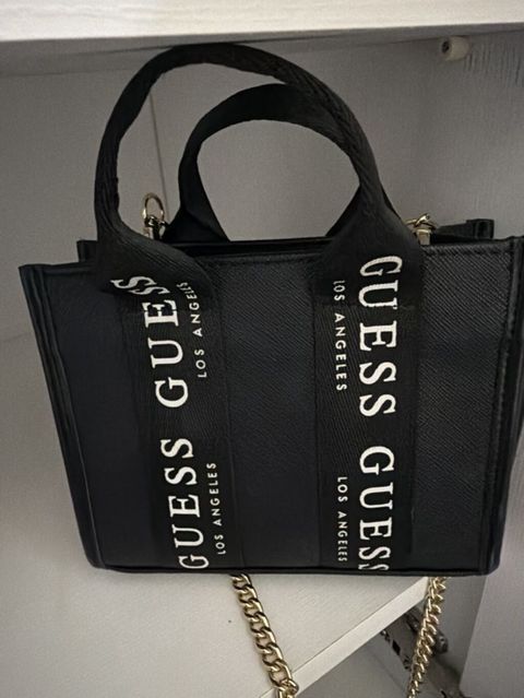 Guess Los Angeles qadın çantası 85 mnata alinib 1 defe goturulub — Gəncə