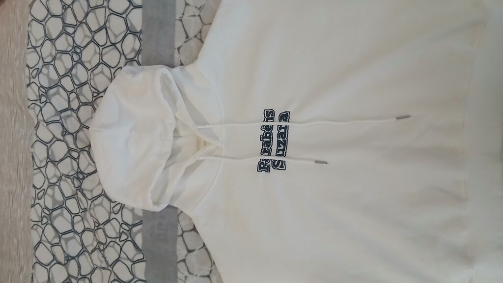 Ag rengli sweater 1-2 defe geyinilib xosuma gelmir deye satiram — Hodie və sviter, Bakı (8)