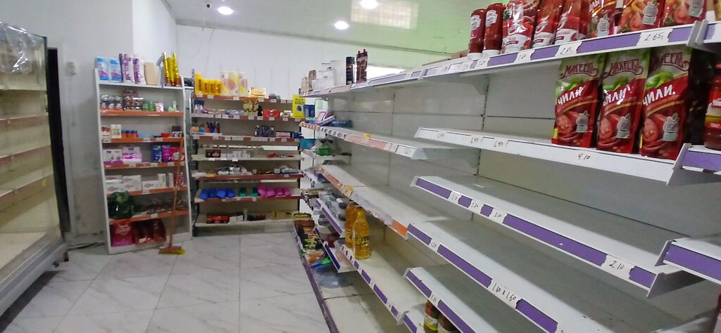 Universam tipli ərzaq və məişət malları mağazası Məhsul çeşidi — Vitrini, Bakı (10)