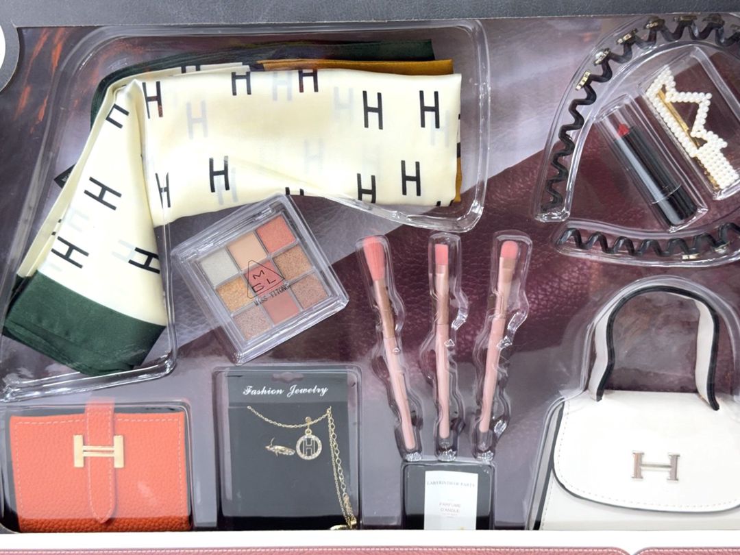 Aksesuar dəsti qızlar üçün Andina Beauty Makeup Hermes (saç üçün çənbər + yaylıq + pul kisəsi + eynək + çanta + saat + pomada + kölgələr + zəncir) — Mallar, Bakı (2)