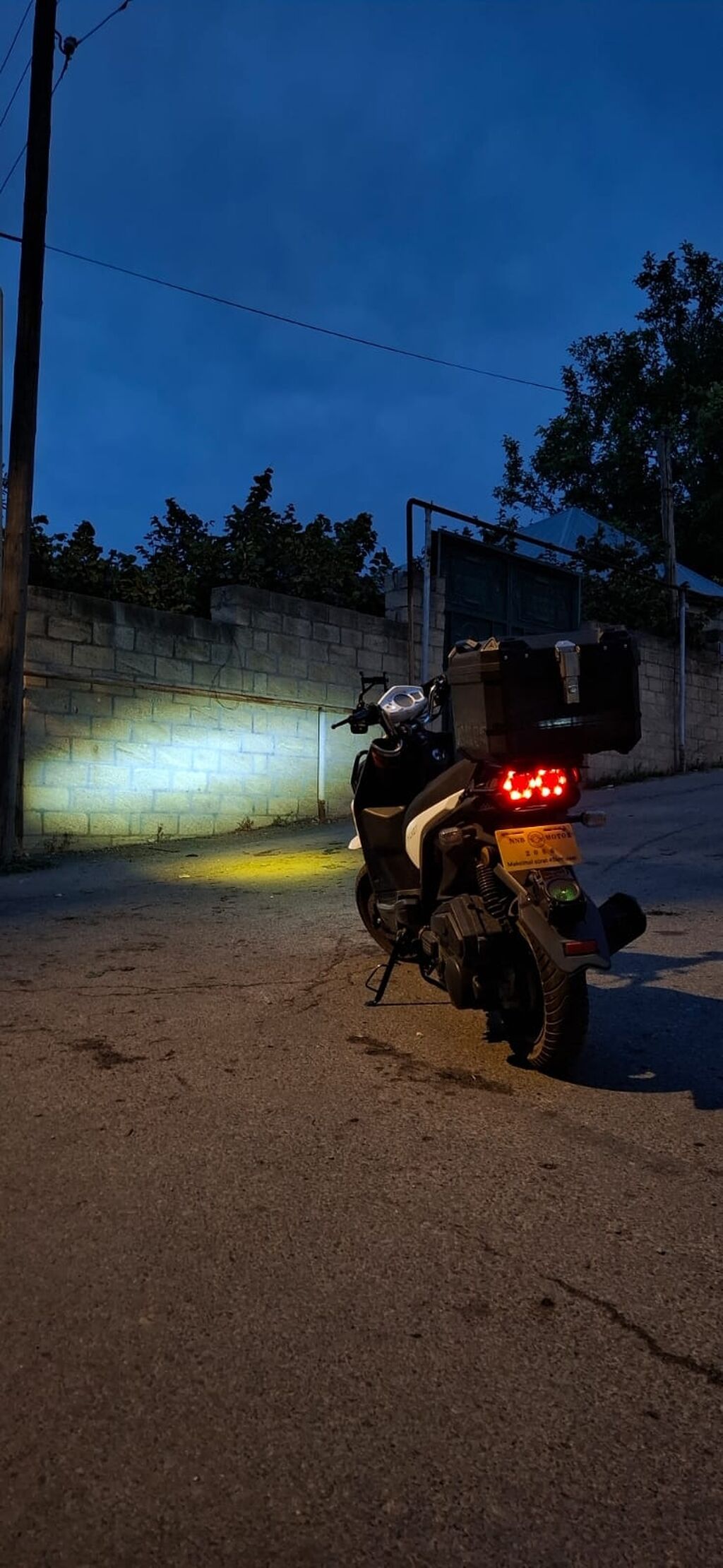 Şəhər içi və kuryer istifadəsi üçün praktiki skuter - Rəng: ağ/qara — Mopedlər və skuterlər, Şamaxı (5)