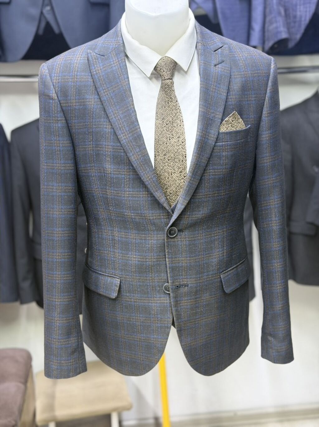 2ci əl kişi kostyumlarının satışı,tək qiymət 50m,ünvan laçın ticarət — Kostyum, Bakı (4)