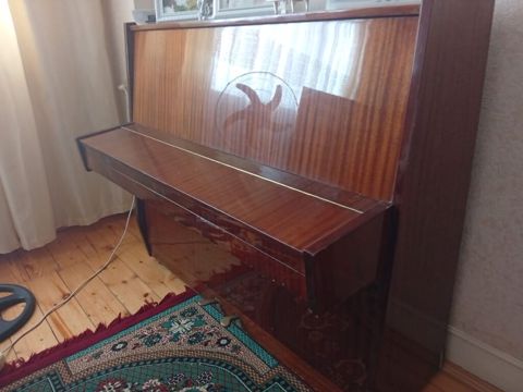 Upright pianino – “Kuban” modeli - Korpus: parlaq laklı, təbii ağac — Gəncə