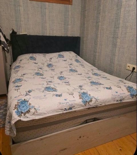 Yataq. Satılır 200 azn. Bazası var. Matras verilir. Ünvan Yeni Yasamal — Bakı