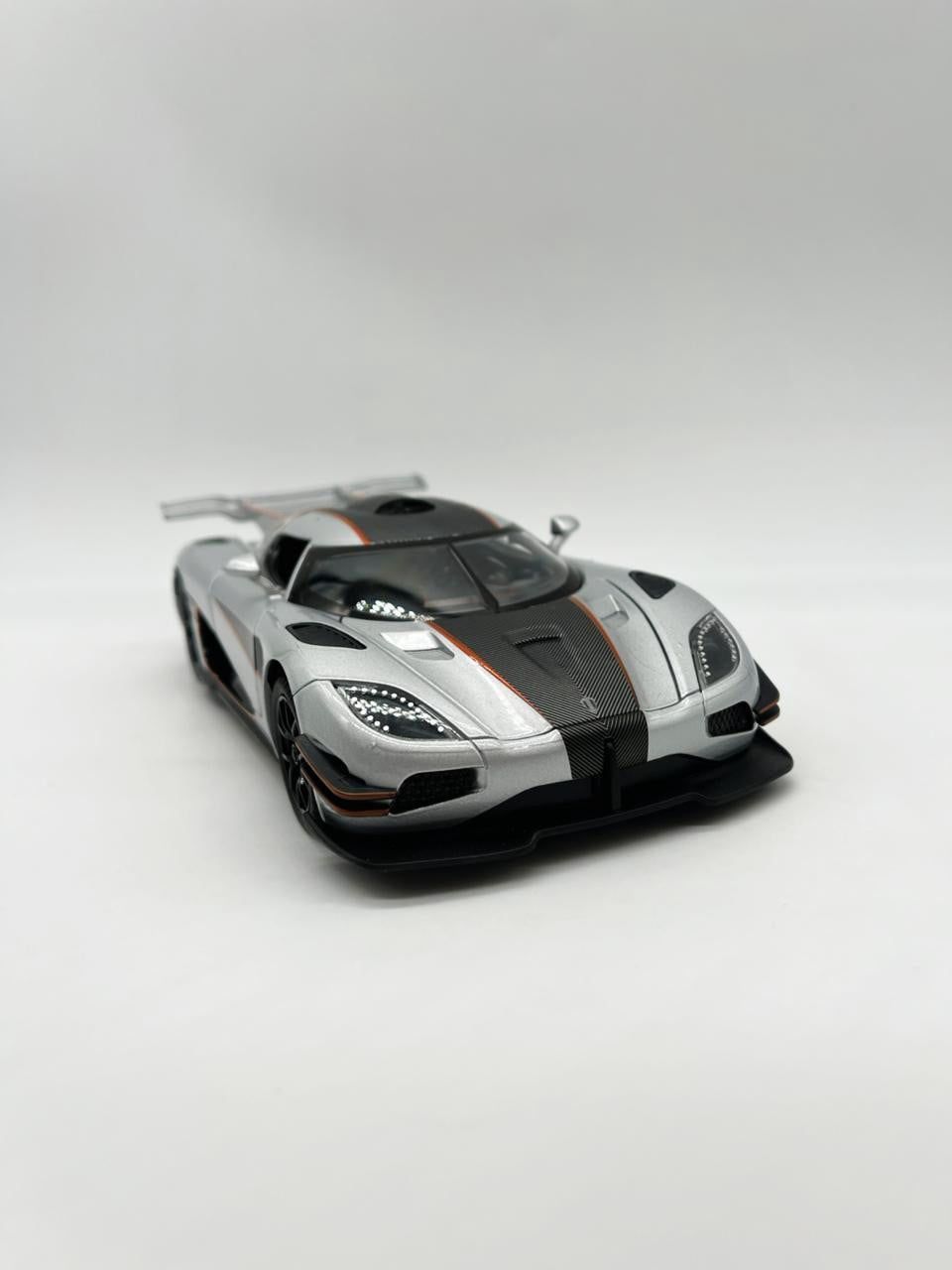 Maşın Koenigsegg One:1, gümüşü — Mallar, Bakı