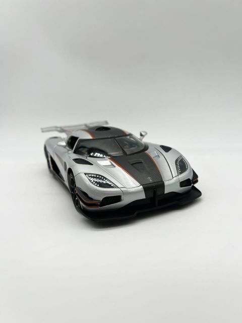 Maşın Koenigsegg One:1, gümüşü — Bakı