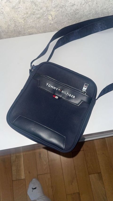 Tommy Hilfiger çiyin çantası – tünd mavi rəng. - Kompakt “crossbody” — Bakı